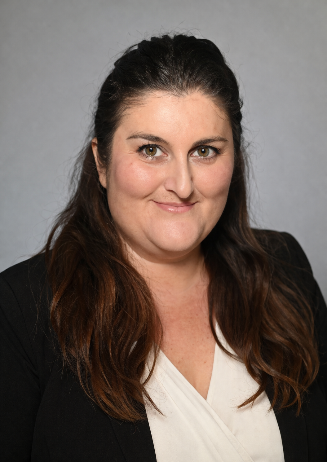 אנג'לה — מורה בקורס שמלות כלה וערב